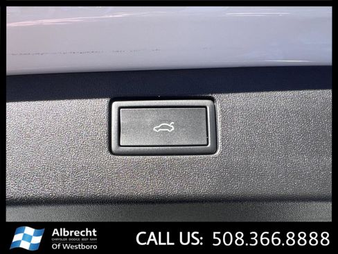 Used 2025 Volkswagen Tiguan SE image 16