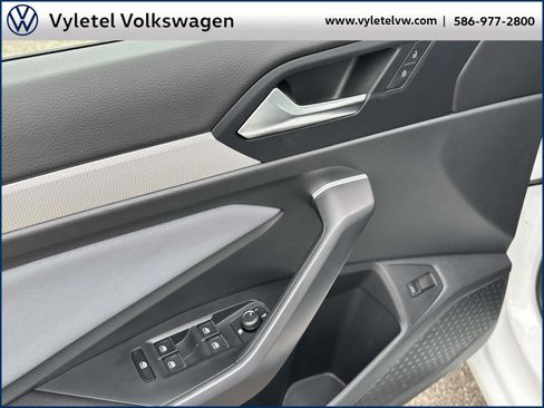 Certified 2025 Volkswagen Jetta SE w/ Sunroof Package image 16