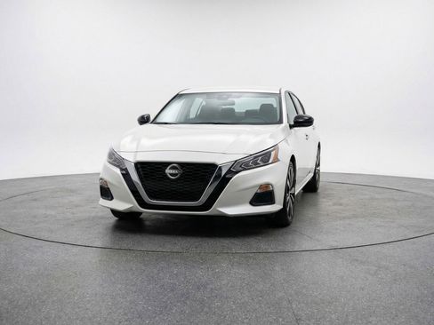 Used 2025 Nissan Altima 2.5 SV FWD image 2