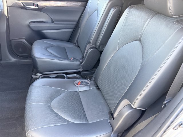 Used 2023 Toyota Highlander Limited FWD image 18