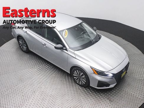Used 2024 Nissan Altima 2.5 SV FWD image 3