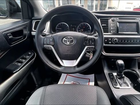 Used 2018 Toyota Highlander LE FWD image 8