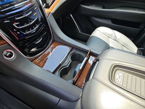 Used 2020 Cadillac Escalade ESV Luxury AWD/4WD image 20