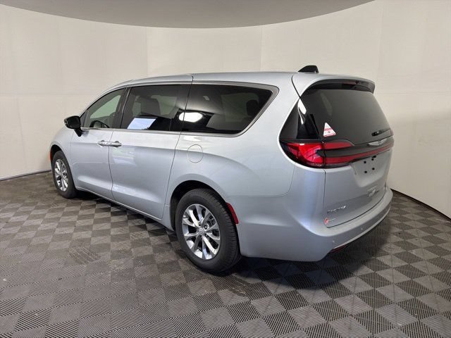 New 2026 Chrysler Pacifica Select AWD/4WD image 4