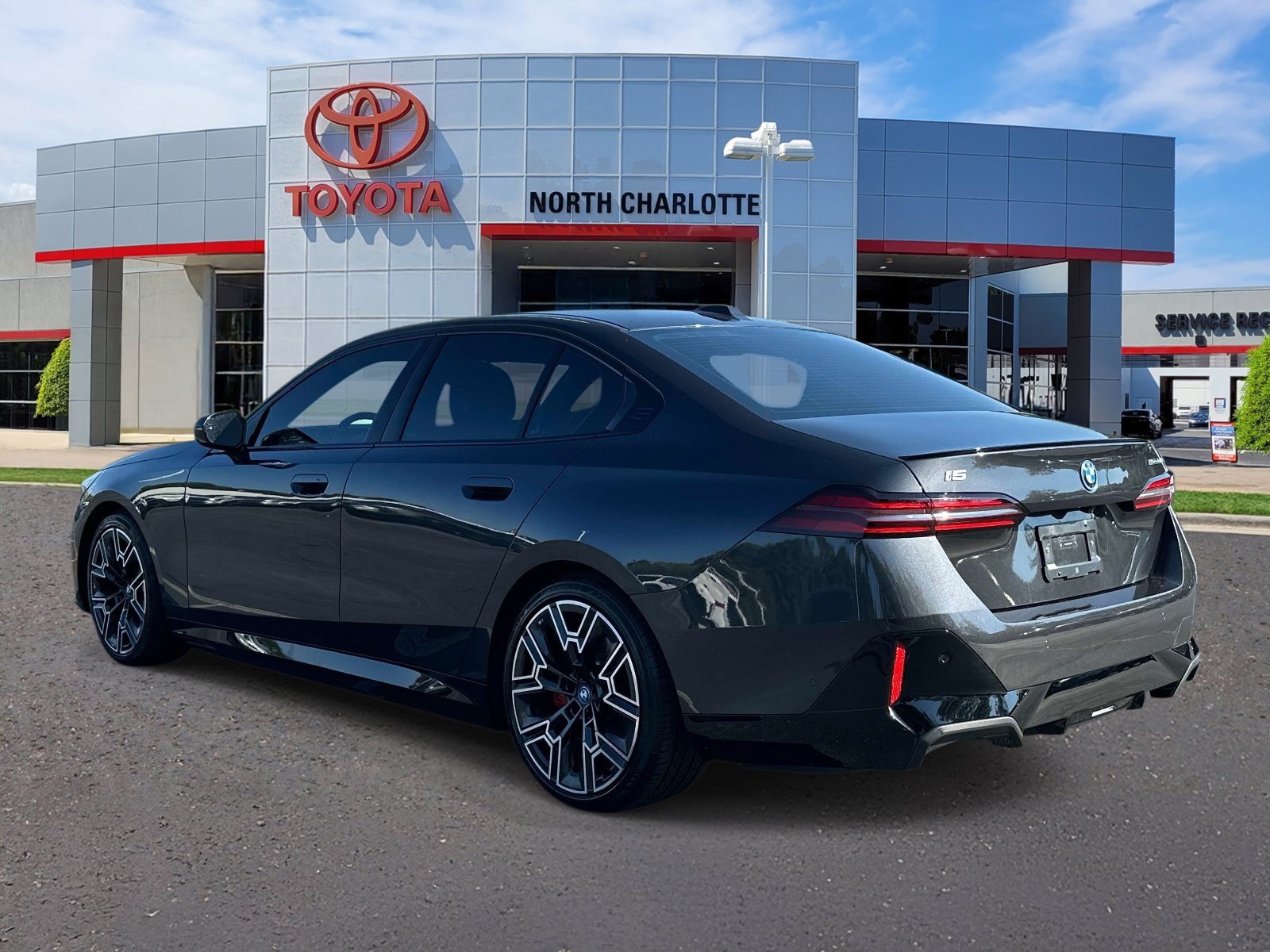 Used 2024 BMW i5 eDrive40i w/ M Sport Package RWD image 4