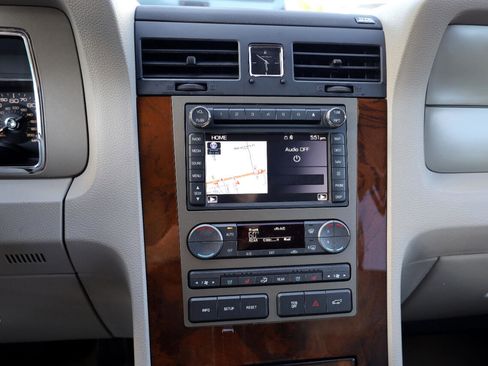 Used 2014 Lincoln Navigator 2WD image 9