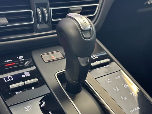 Certified 2025 Porsche Macan AWD/4WD image 24