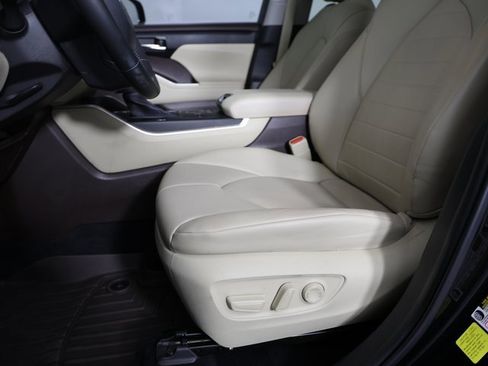 Used 2022 Toyota Highlander XLE image 12