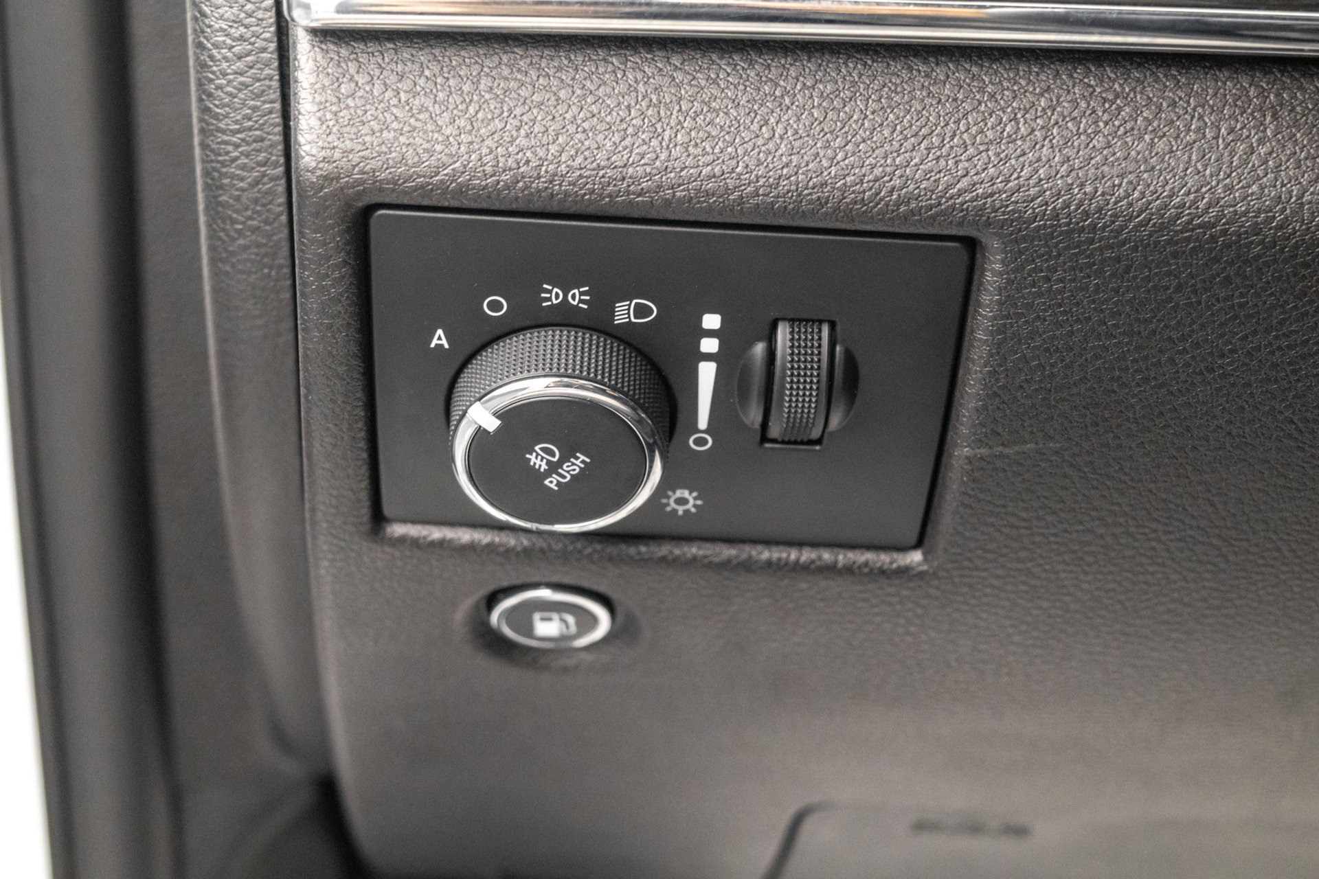 Used 2019 Jeep Grand Cherokee Overland AWD/4WD image 13