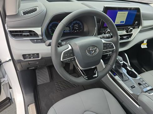 New 2026 Toyota Highlander Platinum AWD/4WD image 17