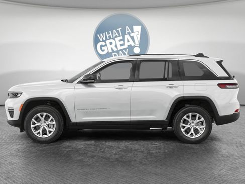Certified 2023 Jeep Grand Cherokee Laredo AWD/4WD image 3
