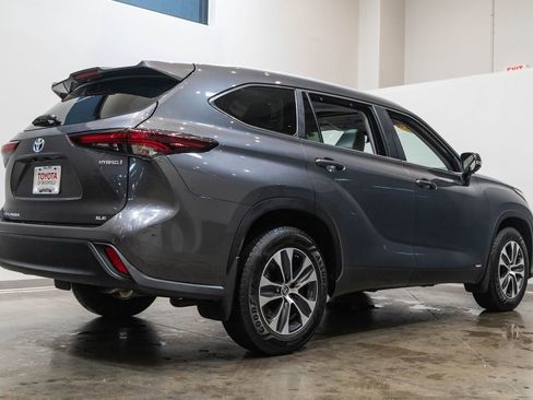 Used 2024 Toyota Highlander XLE AWD/4WD image 9