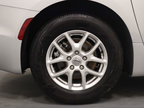 Used 2024 Chrysler Pacifica Touring-L FWD image 28