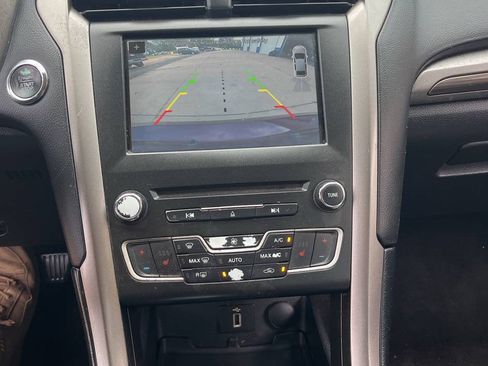 Used 2018 Ford Fusion SE w/ Fusion SE Technology Package FWD image 10