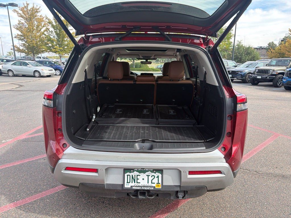 Used 2024 Nissan Pathfinder Platinum w/ Cargo Package AWD/4WD image 9