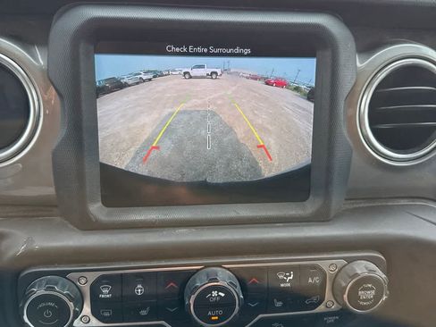 Used 2018 Jeep Wrangler Unlimited Sahara AWD/4WD image 18