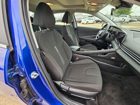 Used 2025 Hyundai Elantra SEL image 33