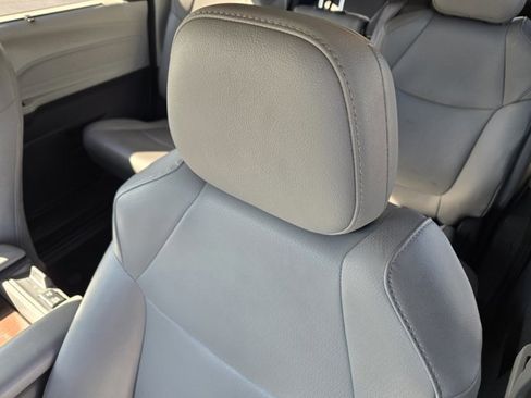 Used 2022 Toyota Sienna XLE image 22