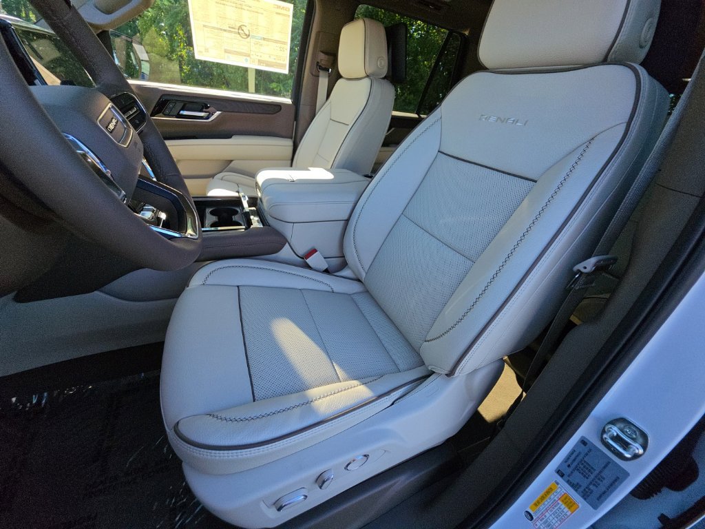 New 2026 GMC Yukon Denali w/ Denali Reserve Package AWD/4WD image 18