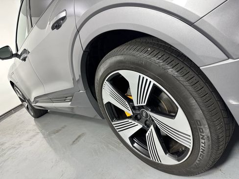 Used 2023 Audi e-tron Premium Plus w/ Premium Plus Package AWD/4WD image 8