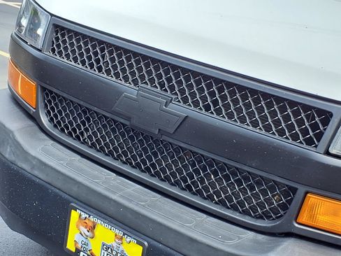 Used 2018 Chevrolet Express 2500 w/ Driver Convenience Package RWD image 26