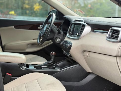 Used 2017 Kia Sorento LX w/ LX Convenience Package image 4