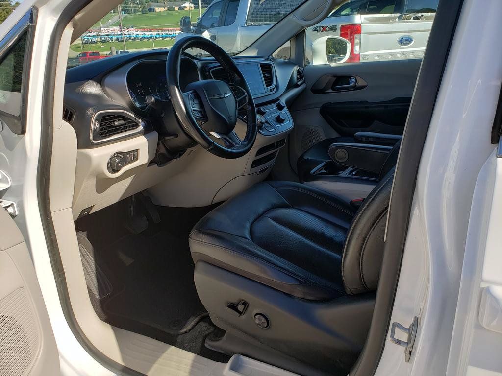 Used 2020 Chrysler Pacifica Touring-L Plus FWD image 10