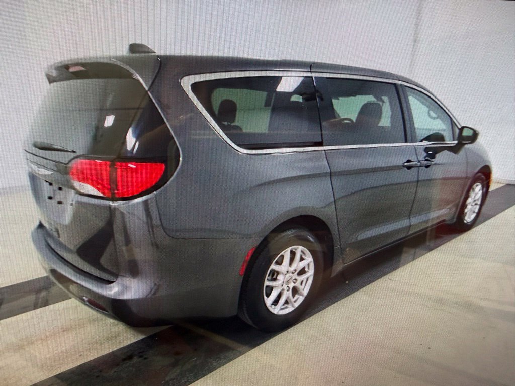 Used 2022 Chrysler Voyager LX FWD image 5