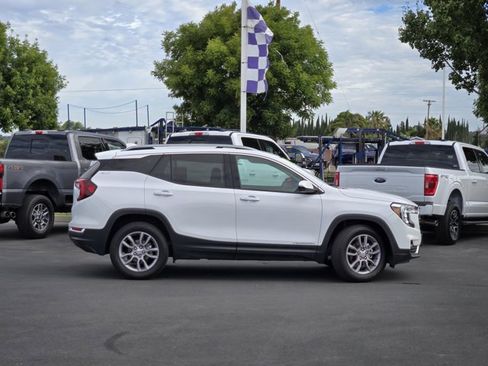 Used 2024 GMC Terrain SLT AWD/4WD image 3