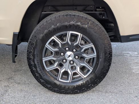 Used 2023 Chevrolet Colorado Z71 w/ Z71 Convenience Package 2 image 9