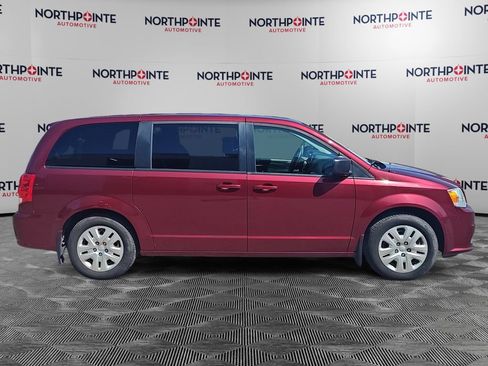 Used 2018 Dodge Grand Caravan SE FWD image 7
