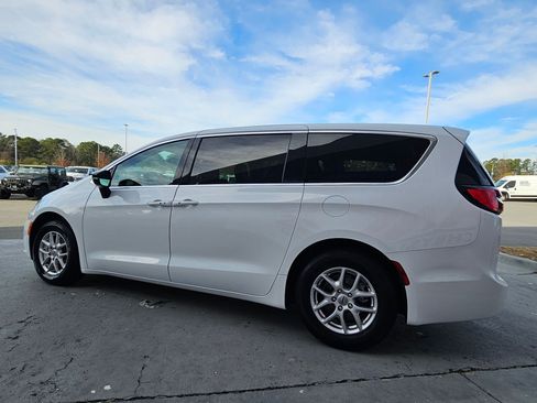 Used 2024 Chrysler Pacifica Touring-L image 5