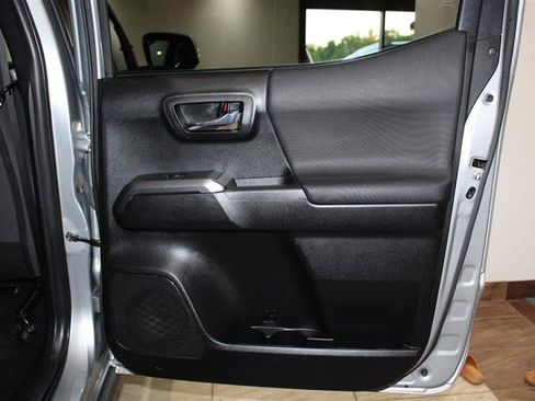 Used 2019 Toyota Tacoma TRD Sport RWD image 32