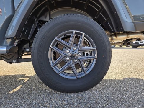 New 2025 Jeep Gladiator Sport image 9