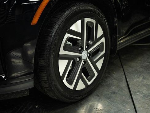 Used 2023 Hyundai Kona SE FWD image 3