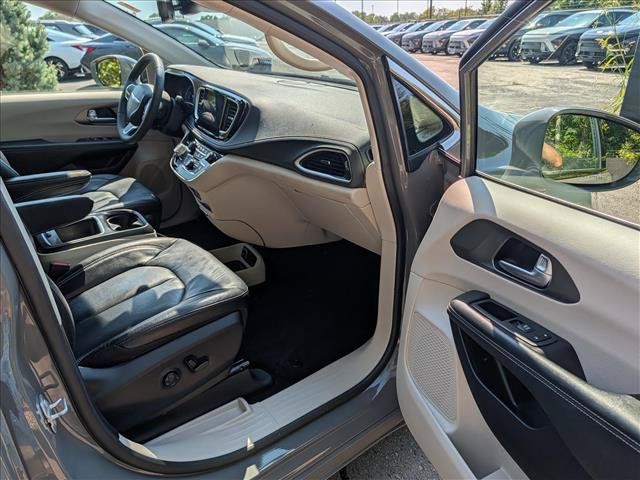 Used 2022 Chrysler Pacifica Touring-L w/ Uconnect Theater Family Group FWD image 11