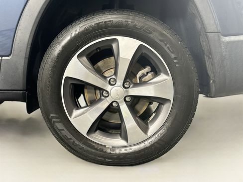 Used 2019 Jeep Cherokee Limited image 11