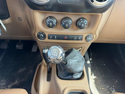 Used 2012 Jeep Wrangler Unlimited Rubicon w/ Connectivity Group AWD/4WD image 14
