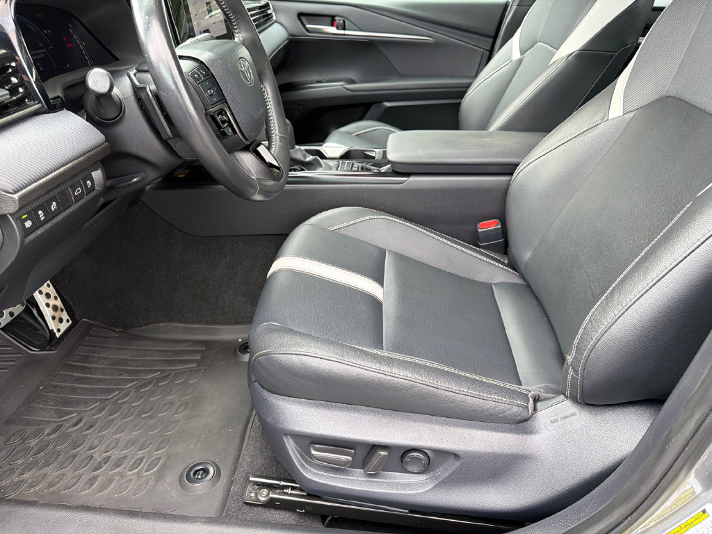 Used 2025 Toyota Camry SE FWD image 11