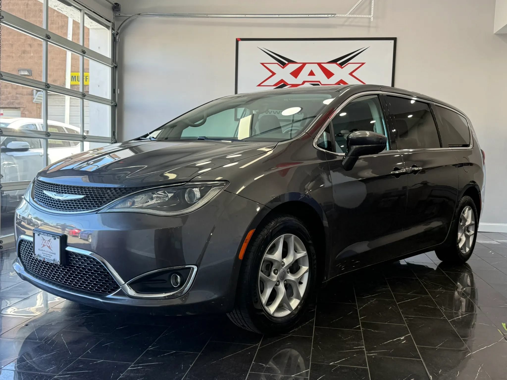 Used 2018 Chrysler Pacifica Touring Plus w/ Tire & Wheel Group FWD image 43