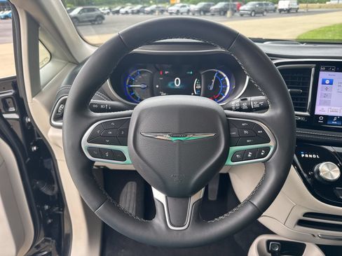 Used 2024 Chrysler Pacifica Limited FWD image 24