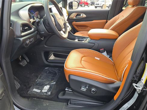 New 2026 Chrysler Pacifica Pinnacle image 22