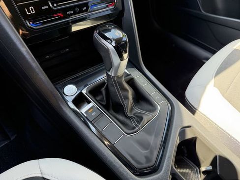 Used 2025 Volkswagen Taos SE image 17