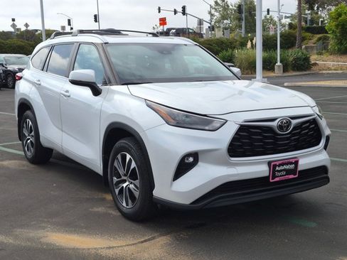 Used 2023 Toyota Highlander XLE FWD image 3