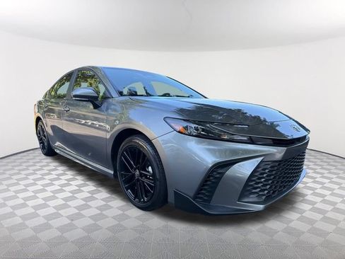 Used 2025 Toyota Camry SE w/ Convenience Package FWD image 3