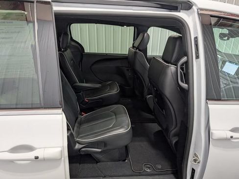 Used 2026 Chrysler Pacifica Limited FWD image 26
