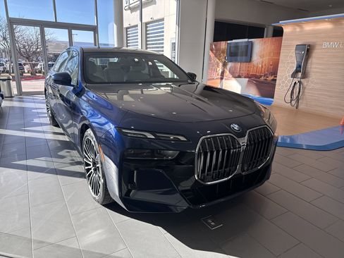 New 2026 BMW 750e xDrive w/ Luxury Rear Seating Package image 5