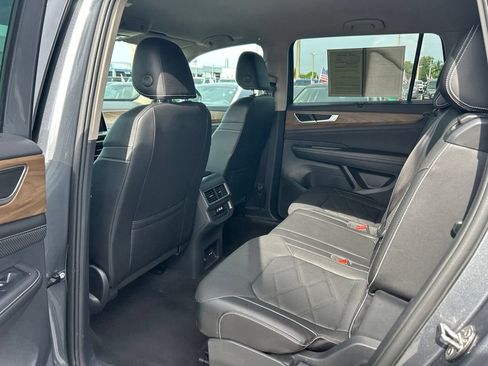 Used 2025 Volkswagen Atlas SE FWD image 12