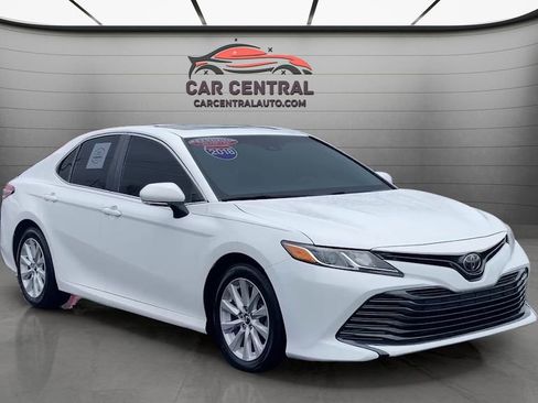 Used 2018 Toyota Camry LE w/ Moonroof Package image 8