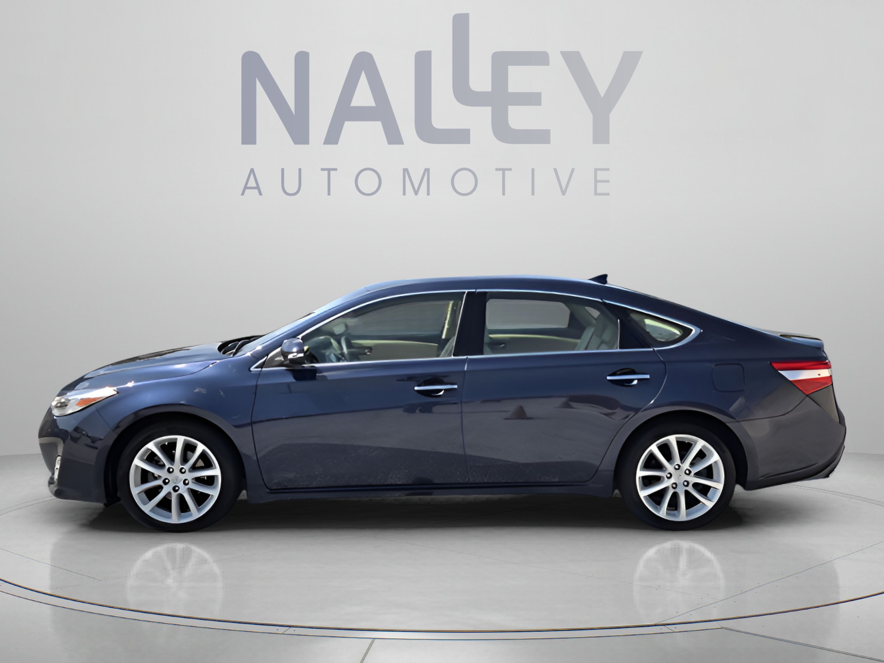 Used 2015 Toyota Avalon Limited FWD image 2